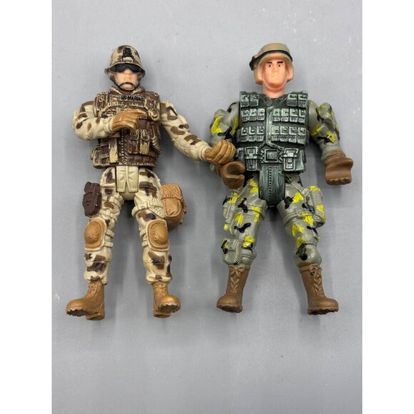 Two Military Action Figures With Camo Uniforms & Accessories - Picture 1 of 3